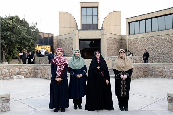 بازدید زنان هیئت دولت از نمایشگاه «به گزارش زنان» در موزه هنرهای معاصر تهران