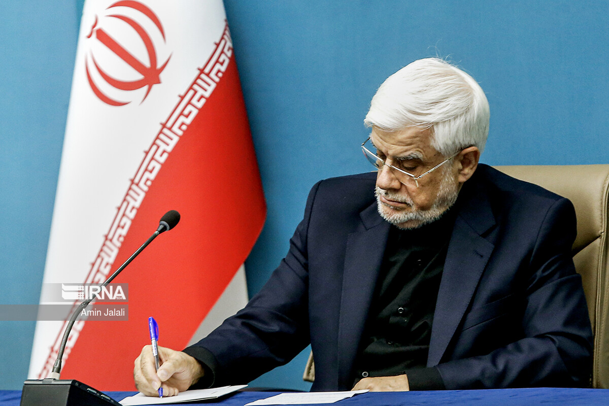 عارف: ماه‌های سیاهی در انتظار اقتصاد آمریکاست