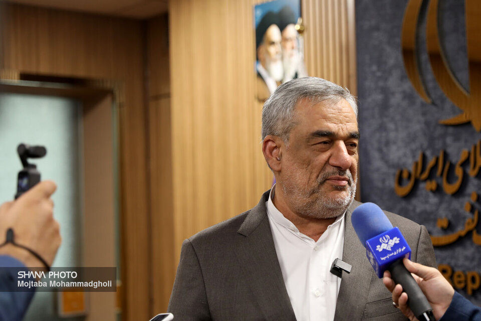 کلیه سیاست‌های فروش نفت با جدیت دنبال می‌شود